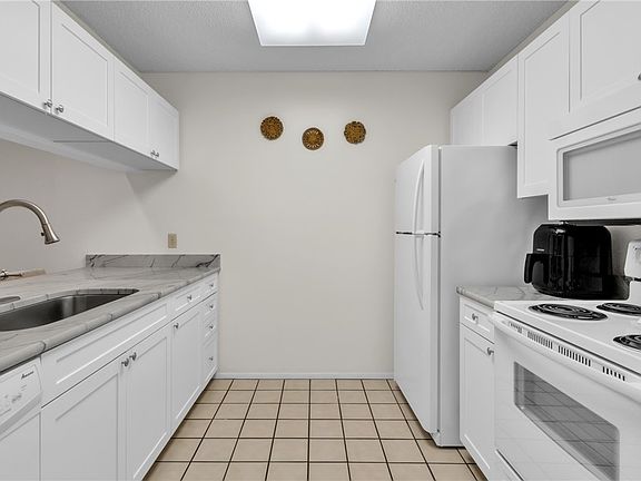 3rd image of 30 Plantation Dr APT 205