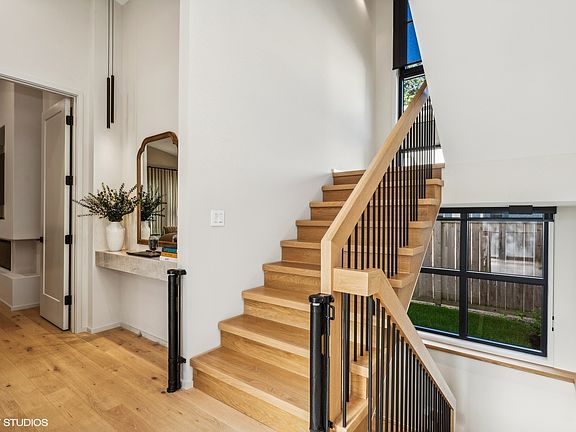 3rd image of 399 Woodlawn Ave