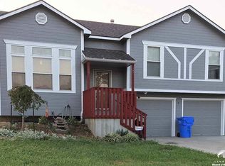 1239 Shawnee St, Tonganoxie, KS 66086