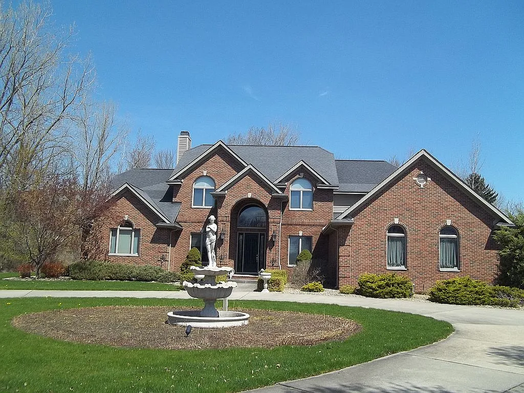 1238 W Center Rd photo 1