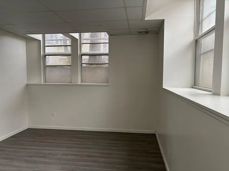 Grammery Court Apartments — Photo 37