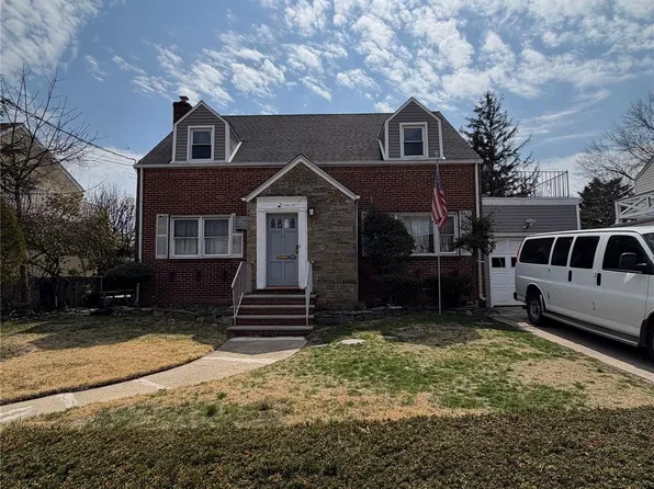 61 Hollywood Ave, Lynbrook, NY 11563