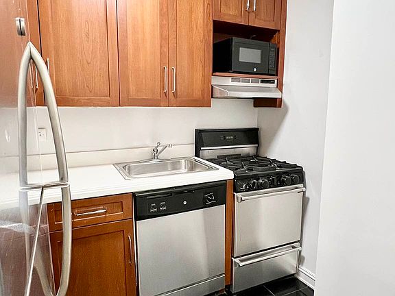 3rd image of 107 E 63rd St APT 3A