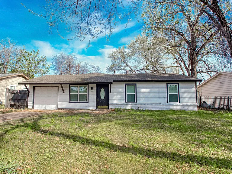 307 Dee Ln — Photo 2