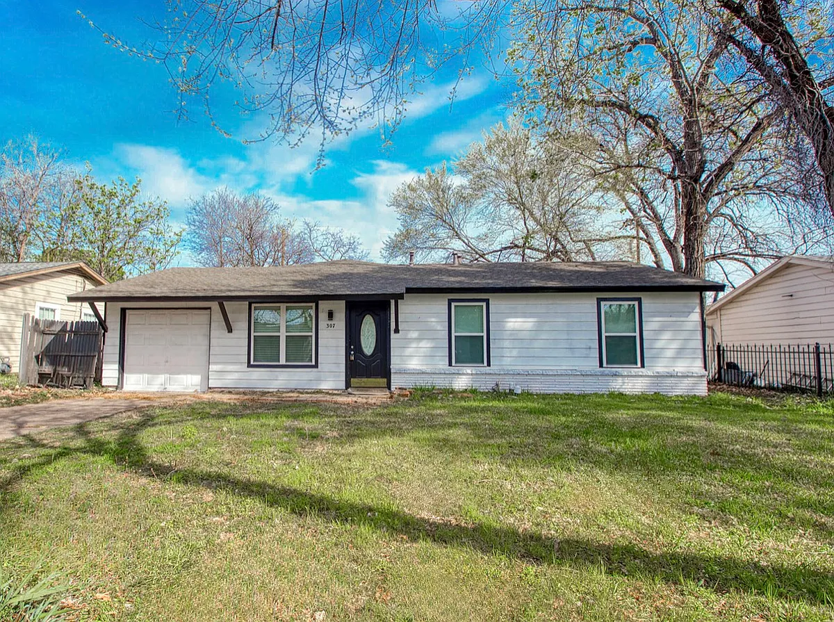 Building Photo - 307 Dee Ln