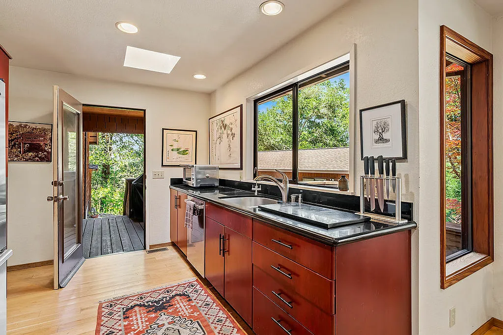 3 bed, 3.0 bath, 1694 sqft, $9,000 — Photo 4
