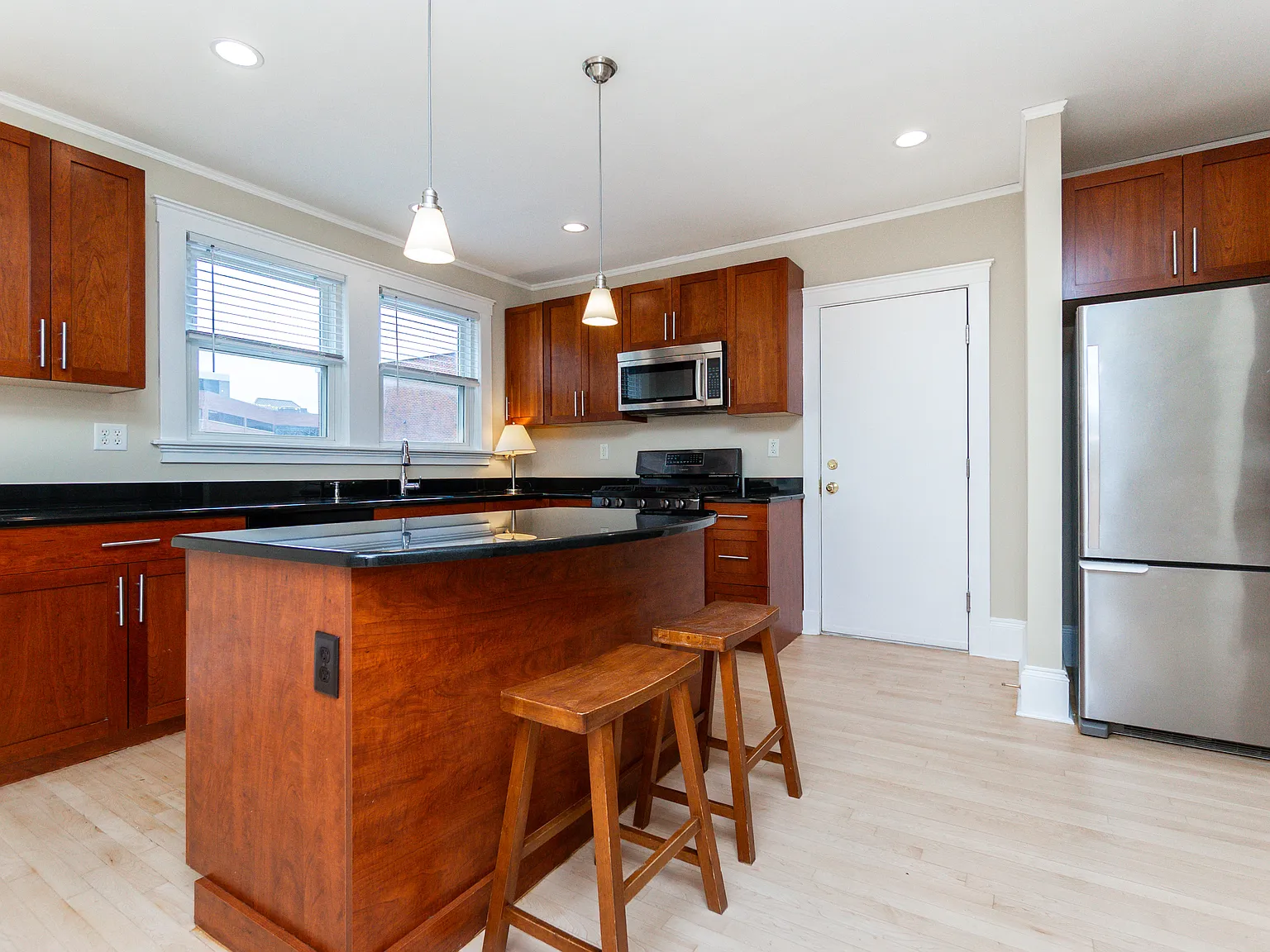 3 bed, 1278 sqft, $5,450 — Photo 3
