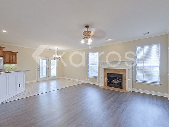 5th image of 812 SW 37th St