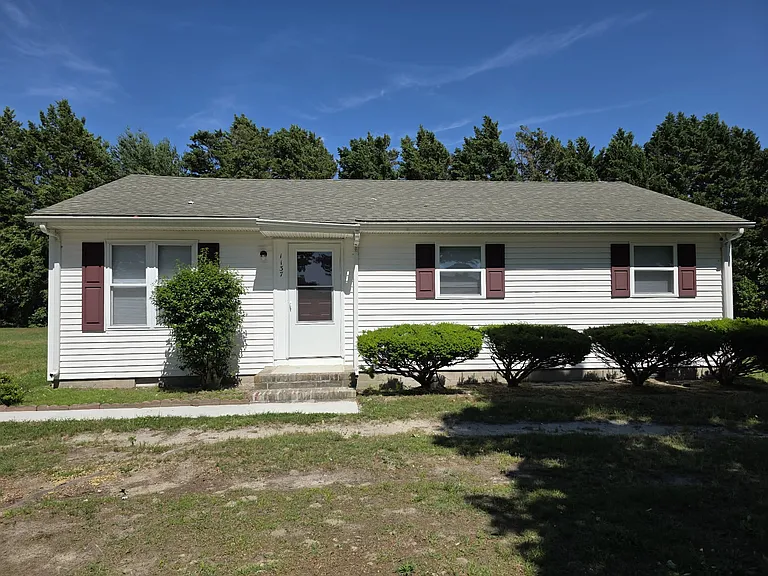 1137 Hillcrest Ave — Photo 1