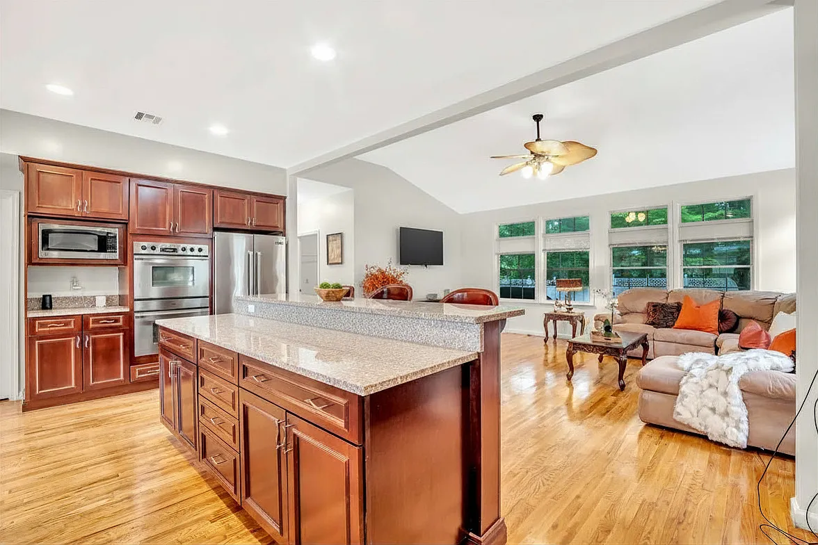 5 bed, 3353 sqft, $7,100 — Photo 4