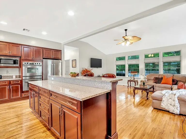 8 Mary Ct — Photo 4