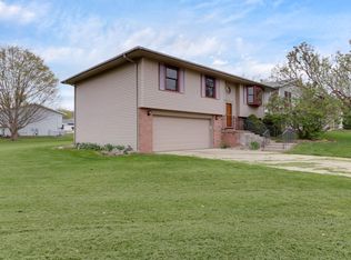 2102 Woodhavens Dr, Bloomington, IL 61701