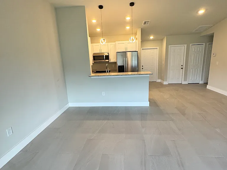 738 Gilbert Ave S — Photo 17