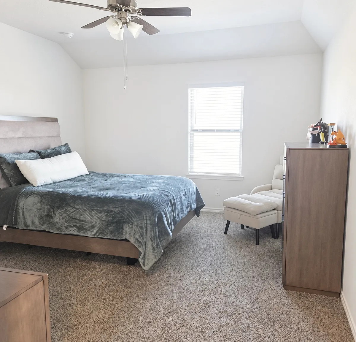 3 bed, 2.5 bath, 1971 sqft, $3,200 — Photo 2