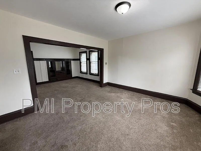 2 bed, 1.0 bath, 1037 sqft, $1,050 — Photo 2