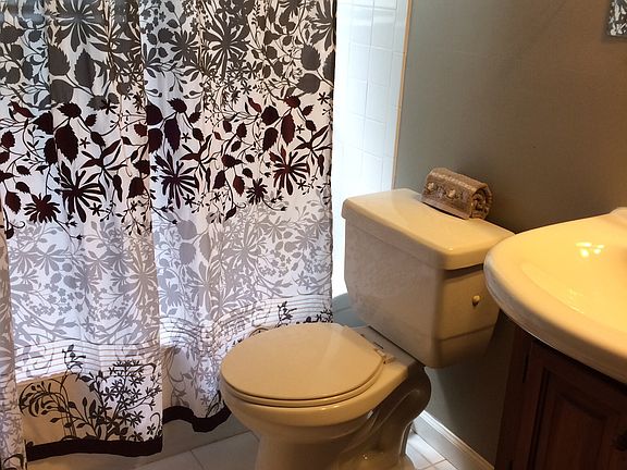 Main floor full bathroom