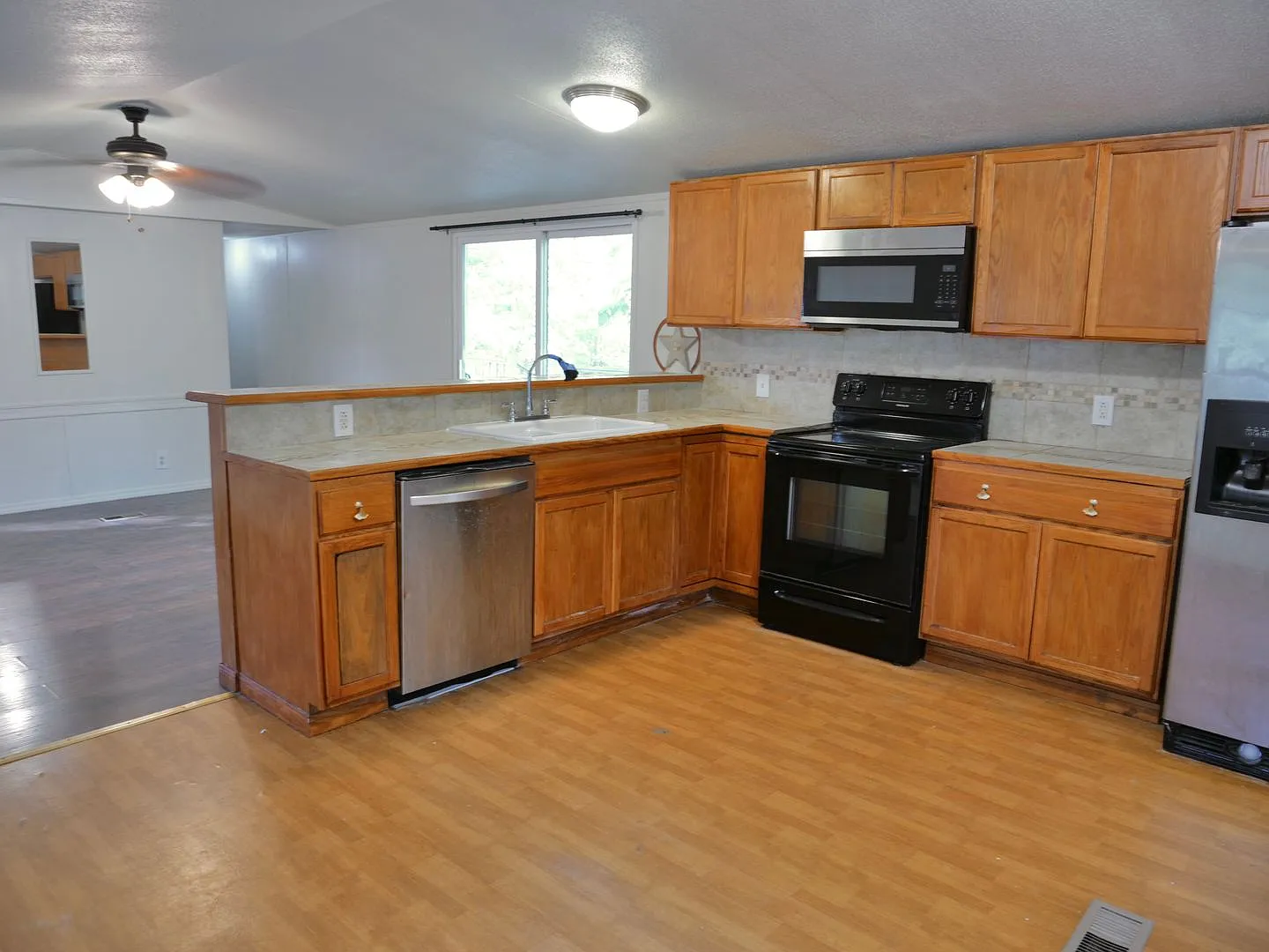 Recently Refreshed 2 - Bedroom HOme with Large Deck and Shaded Yard — Photo 3