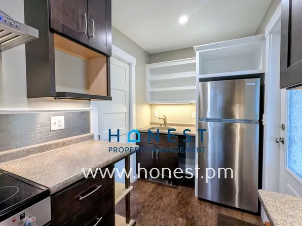 18 Warren St Unit 3, Hallowell, ME 04347