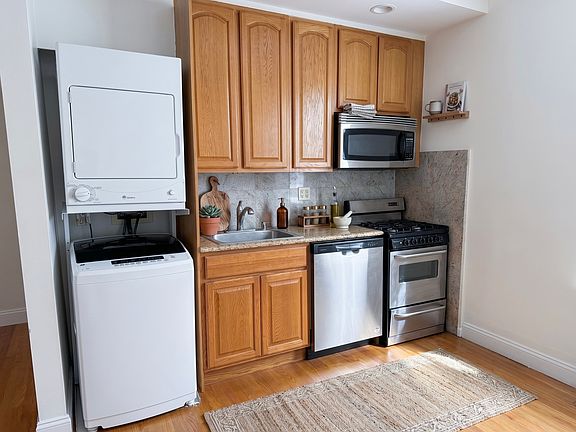 5th image of 90 Thompson St APT D4