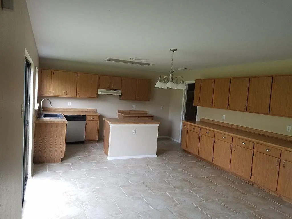 4 bed, 2756 sqft, $1,995 — Photo 2