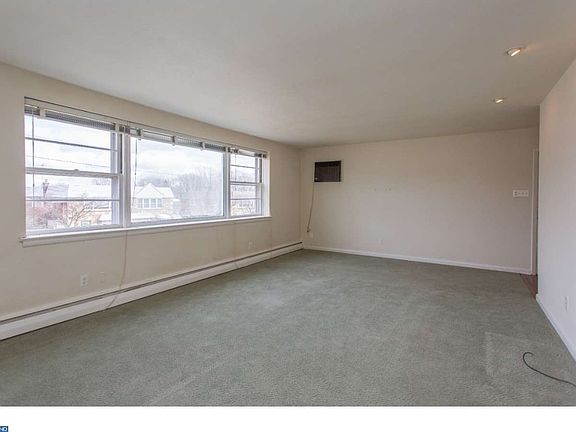 3rd image of 1128 Glenn St
