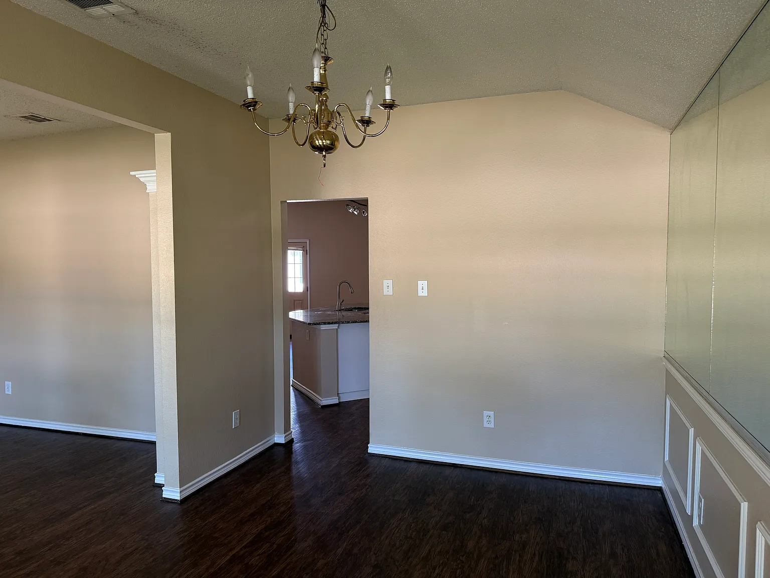4 bed, 2242 sqft, $2,500 — Photo 3