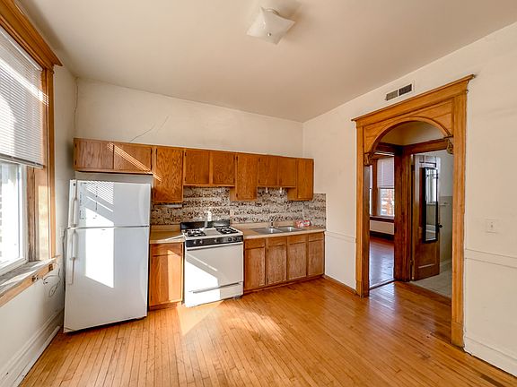 3rd image of 850 N Leavitt St #4