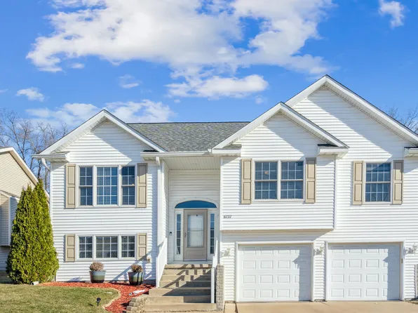 6737 Brookview Ln, Davenport, IA 52806