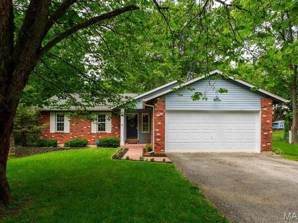 9 Donald Dr, Saint Charles, MO 63304