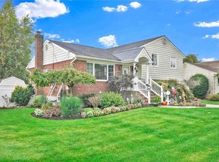 9 Hudson St, Hicksville, NY 11801