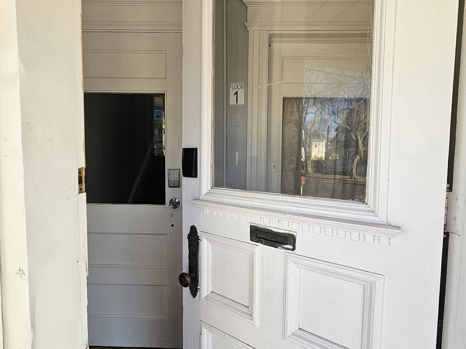 2 bed, 1.0 bath, 3825 sqft, $2,500 — Photo 4
