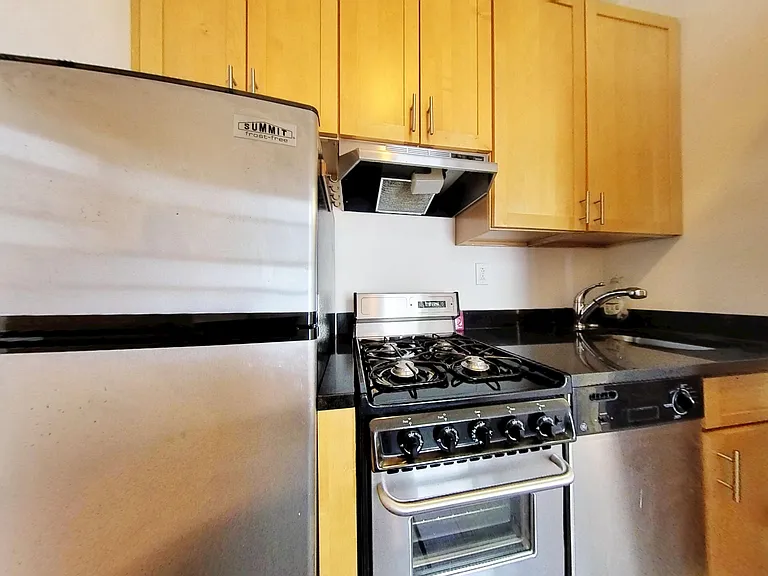 500 E 76th St #5RN — Photo 8