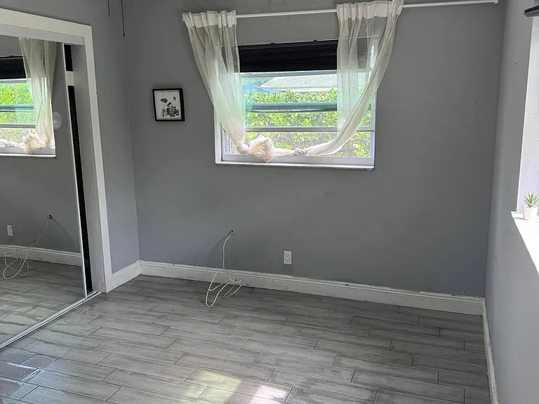 1051 SW 32nd Ct #2 — Photo 8