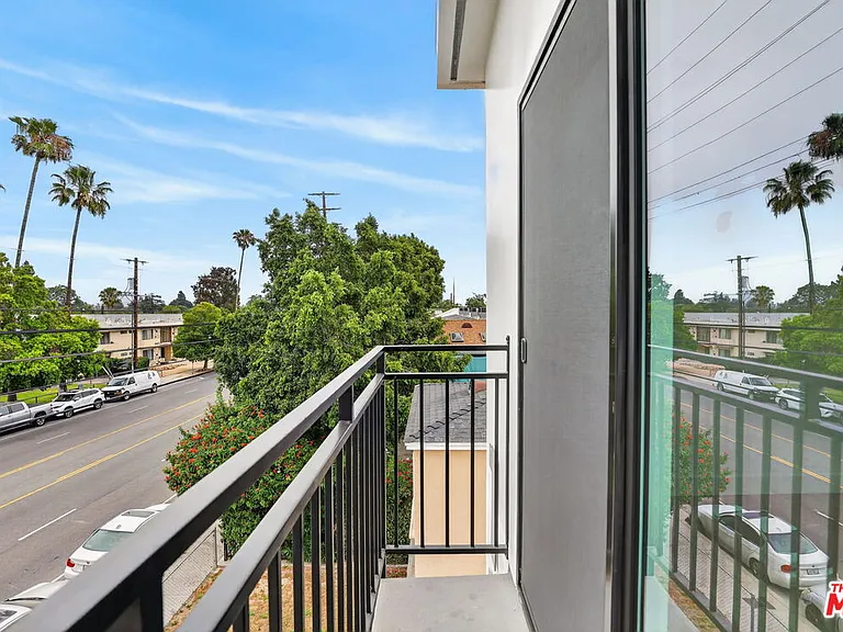 11444 Oxnard St #1/2 — Photo 48
