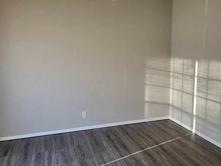 Oak Tree Apartments — Photo 27