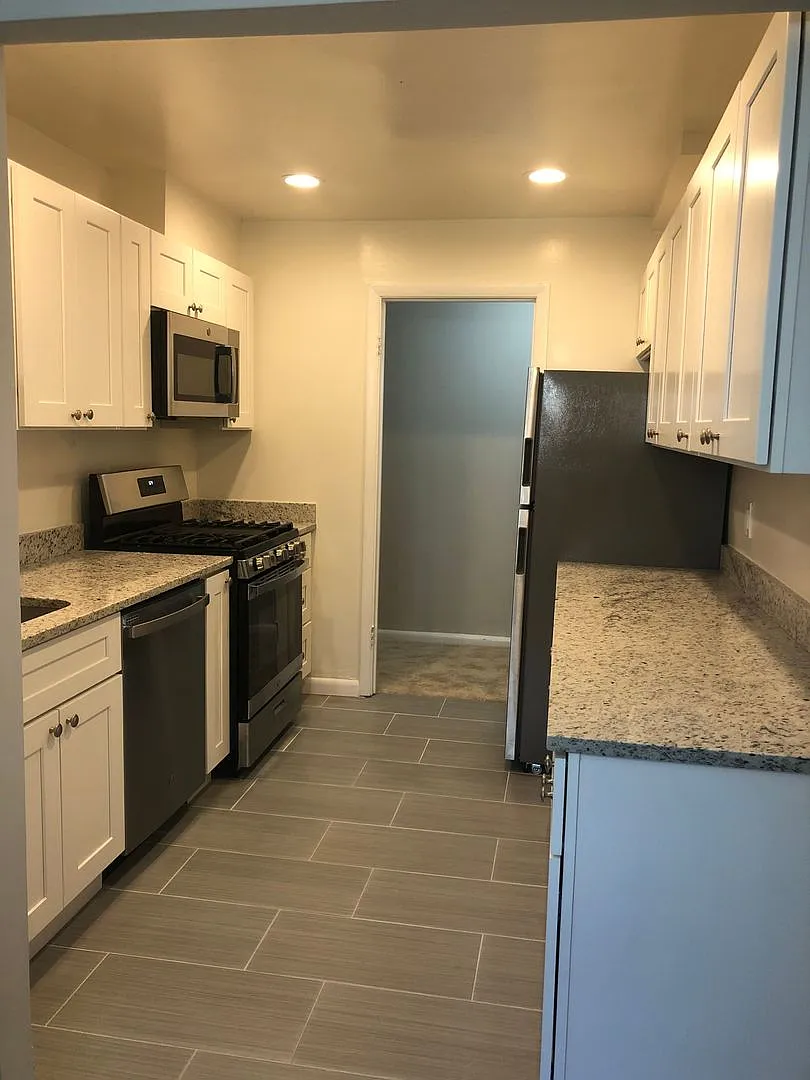 Stylish McLean Condo with Modern Updates and Exceptional Convenience — Photo 2