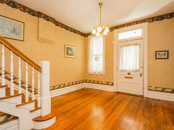 4th image of 611 Elsmere Park