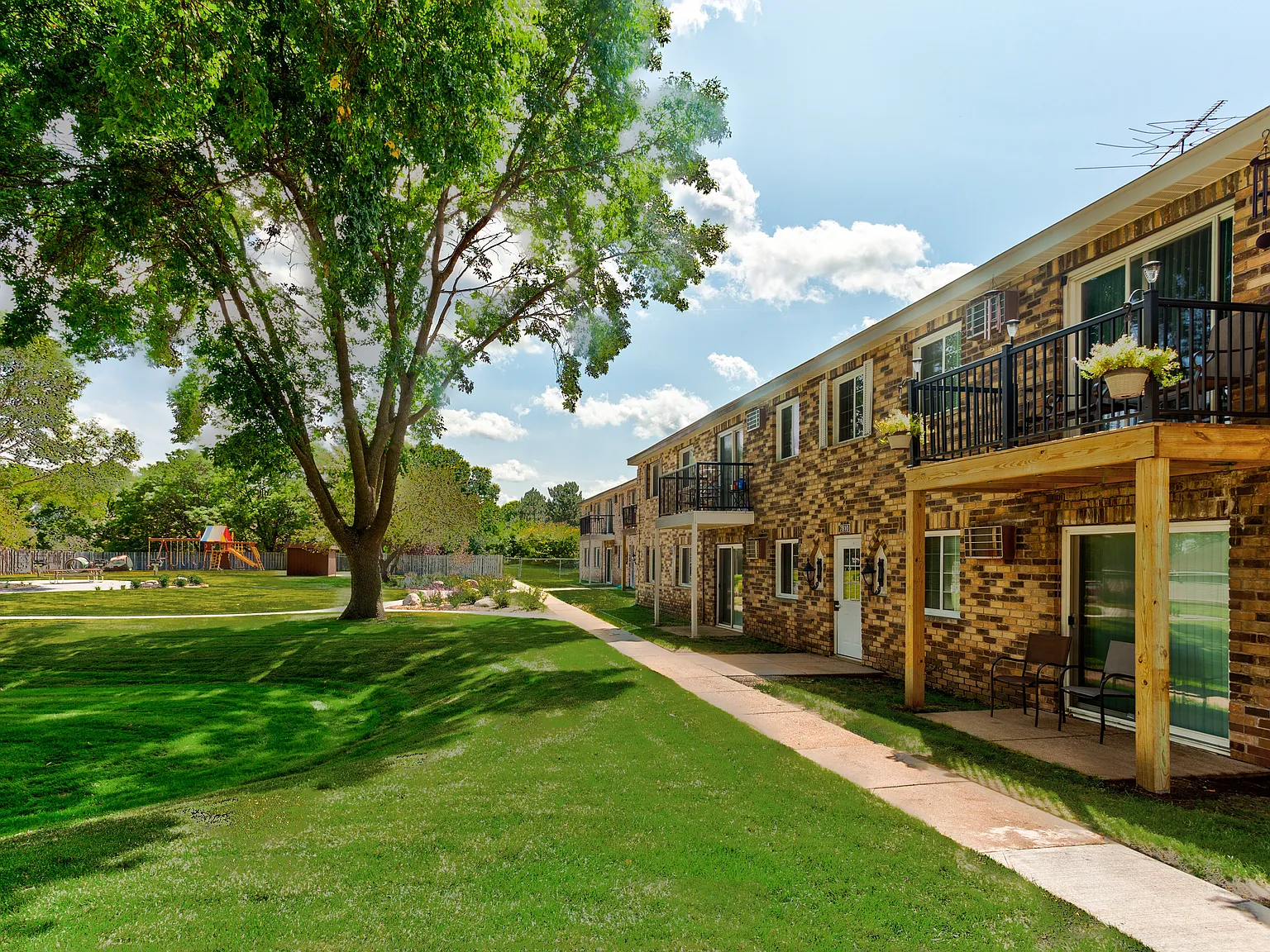 Apple Villa Apts. — Photo 3