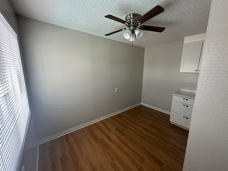 Villa Grove Apartments — Photo 16