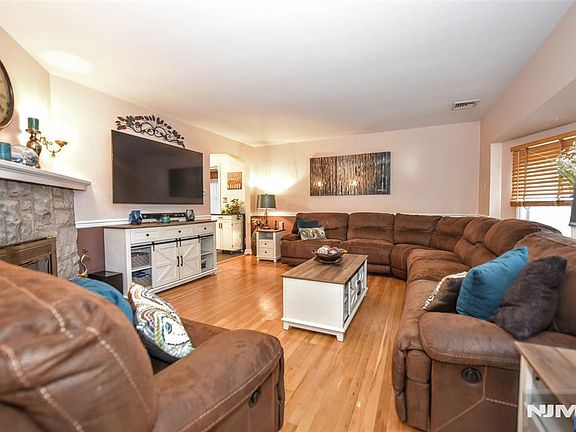 4th image of 137 Manhattan Avenue