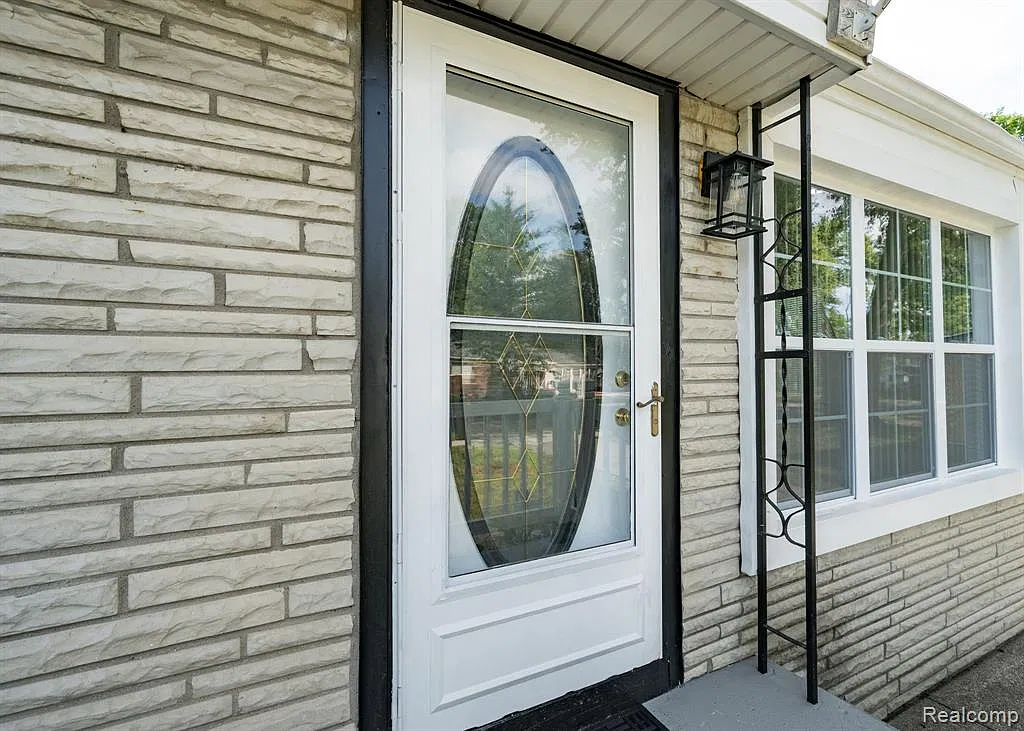 4 bed, 3.0 bath, 2326 sqft, $1,500 — Photo 2