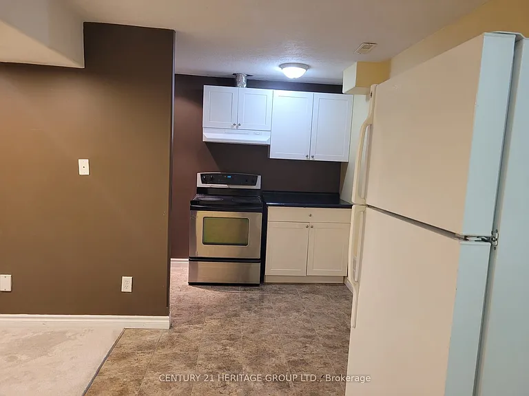 11 Silver Maple Cres — Photo 3
