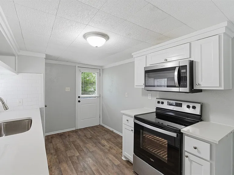 127 E Walker St — Photo 16