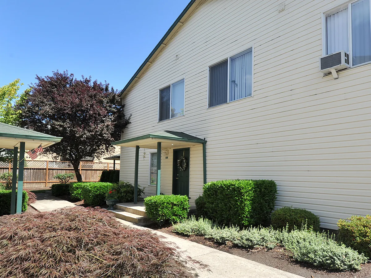 Emerald Pointe — Photo 4