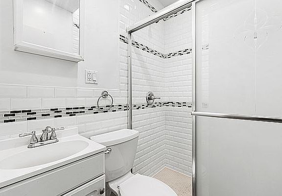 4th image of 492 11th St APT 2C