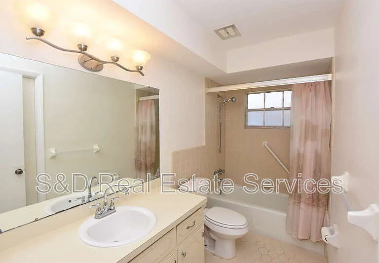 204 Chaucer Ln — Photo 10