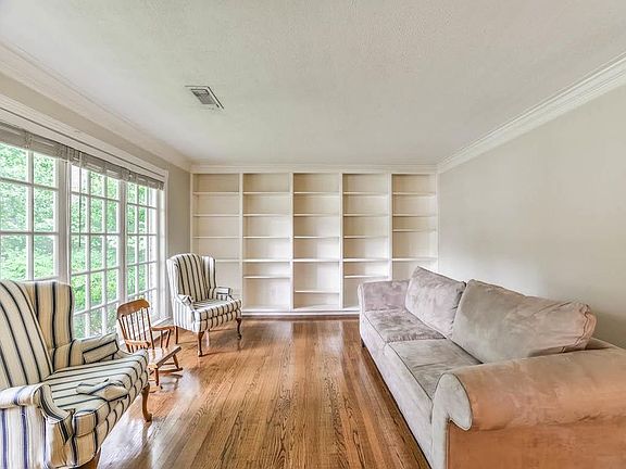2nd image of 10 Laurenhurst Ct