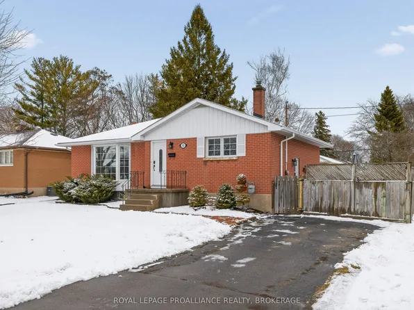 502 McEwen Dr, Kingston, ON K7M 3W7