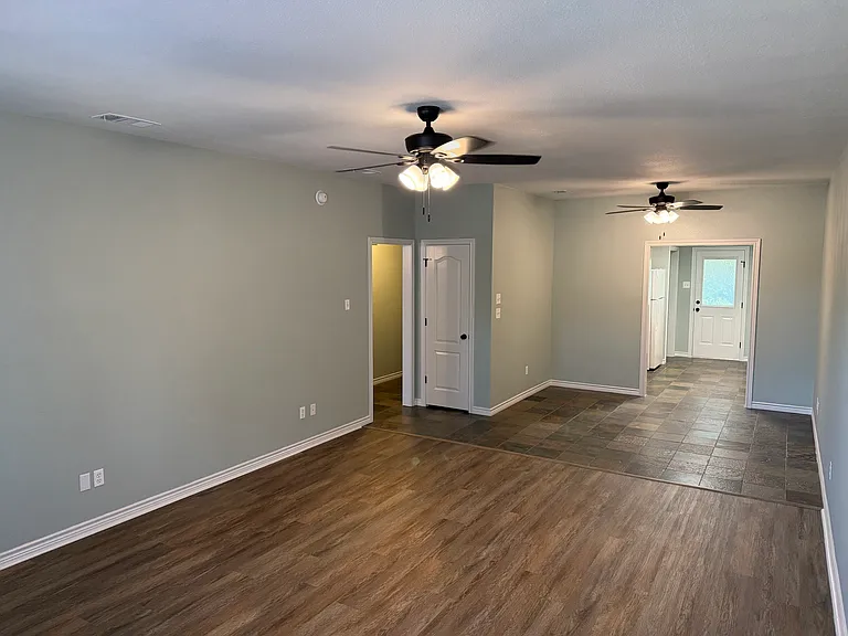 421 W Thomas St — Photo 11