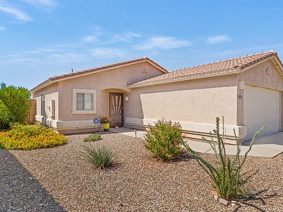 Incredible, fully furnished, single-family home located in the desirable Ram's Canyon neighborhood. 974 square feet, 2 bedroom, 2 full bath, 2 car garage. 
Close to everything. Tile and new custom flooring, stunning mountain views, common space behind the